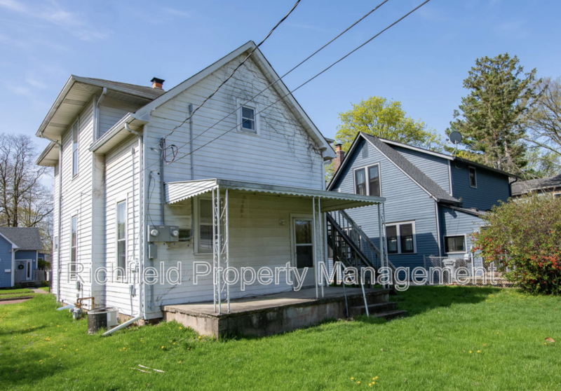 1562 Clinton St - Photo 4 of 11