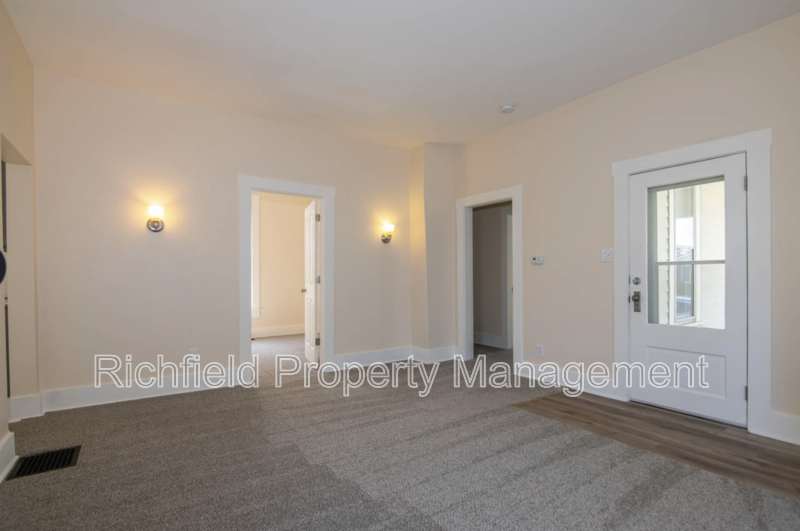 1562 Clinton St - Photo 5 of 11