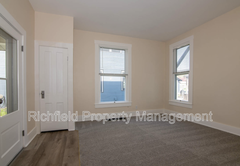 1562 Clinton St - Photo 6 of 11