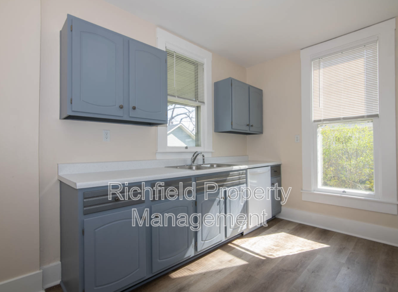 1562 Clinton St - Photo 7 of 11