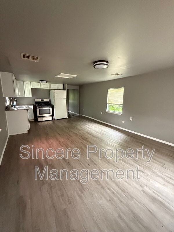 1222 Nw 8th St - Photo 2 of 7