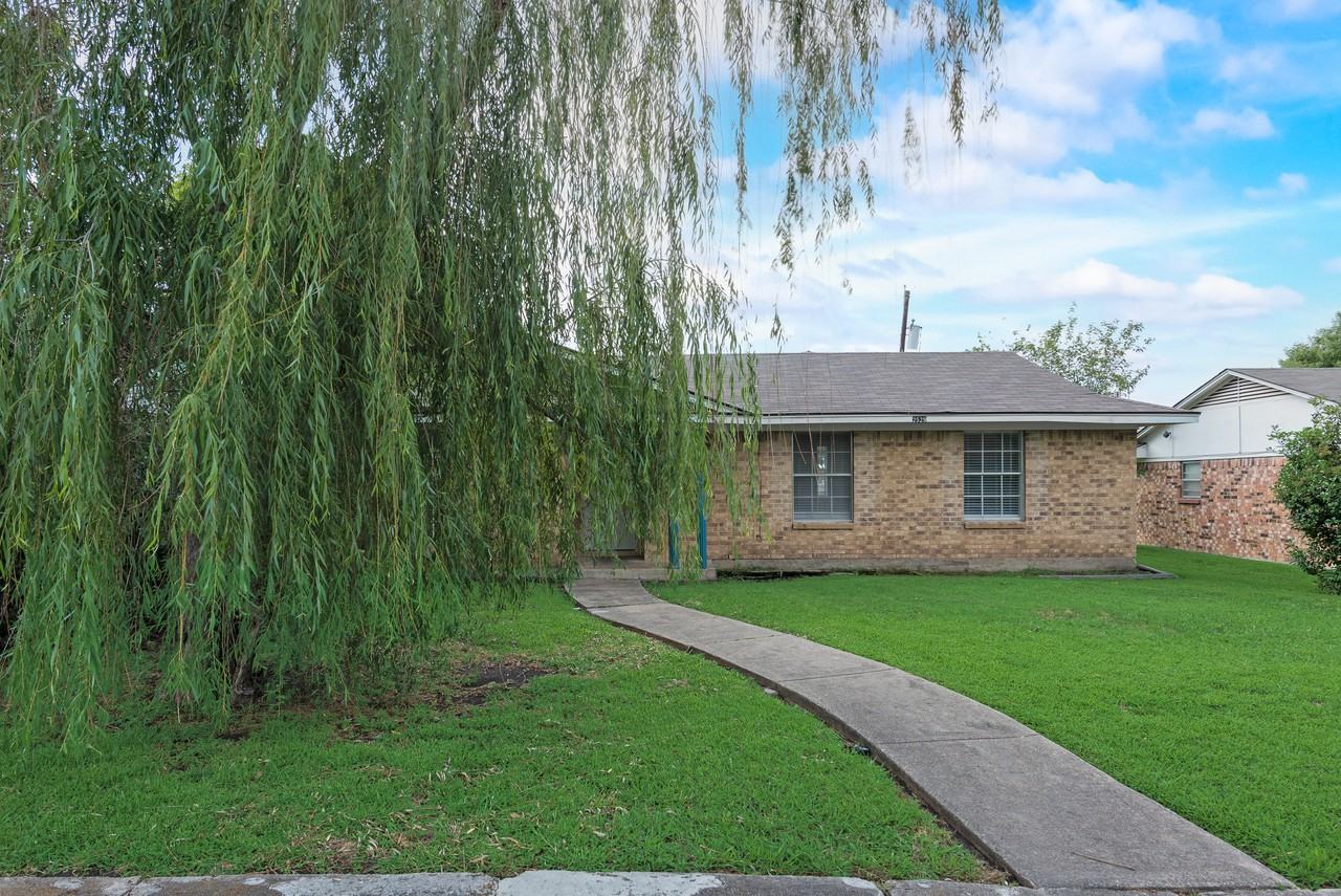 2529 Belhaven Drive - Photo 2 of 18