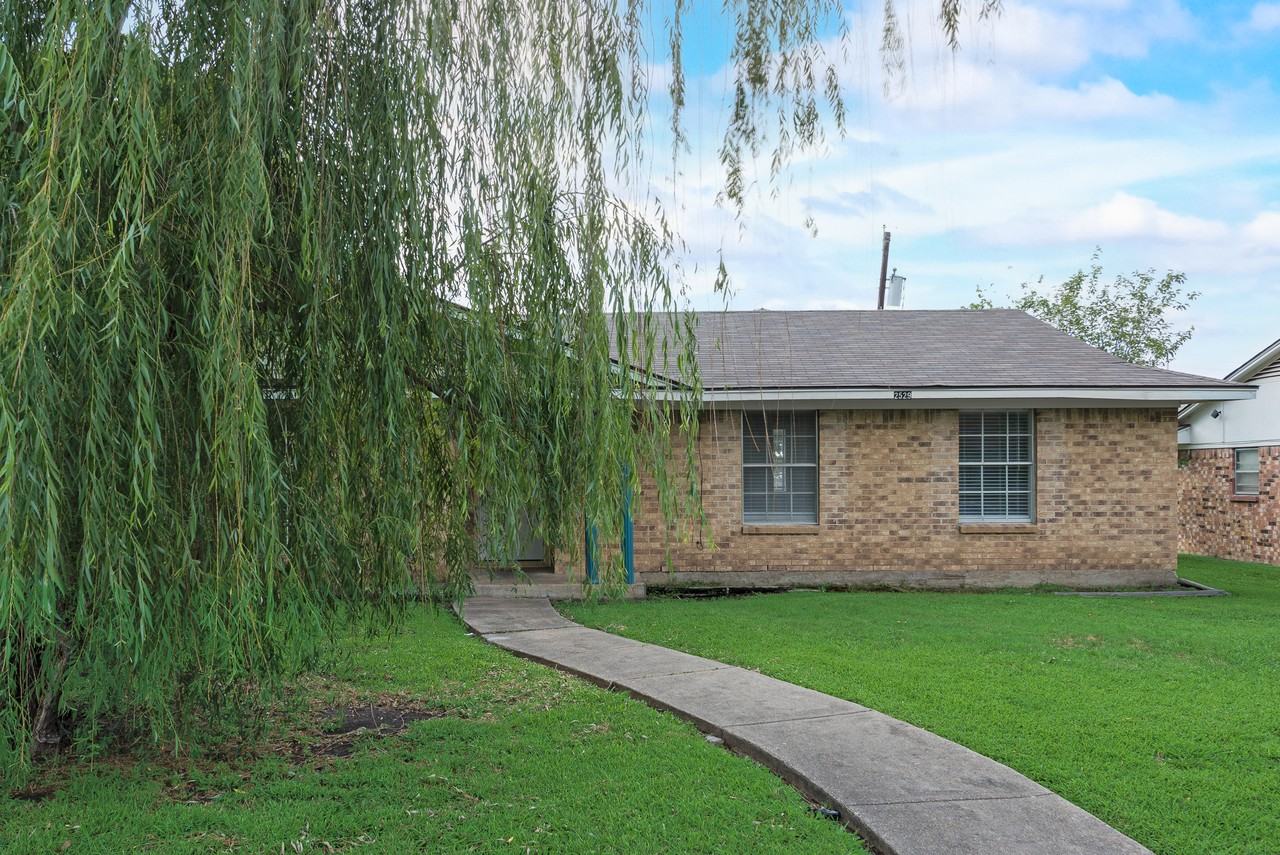 2529 Belhaven Drive - Photo 3 of 18