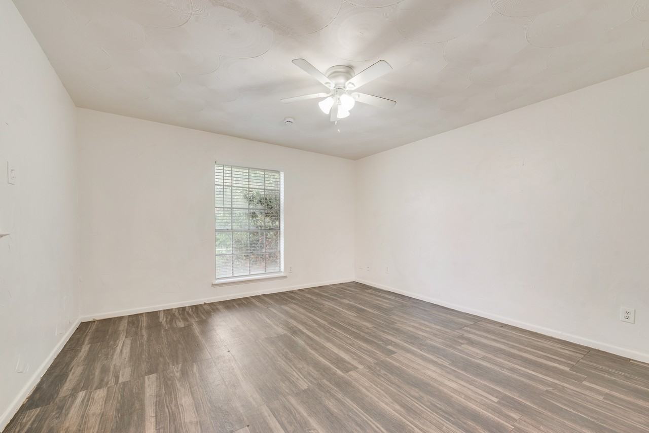 2529 Belhaven Drive - Photo 4 of 18