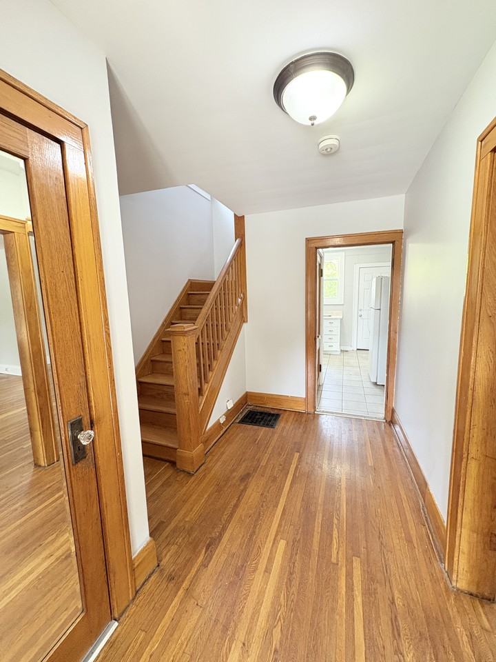 1890 Oneida Crt - Photo 3 of 42