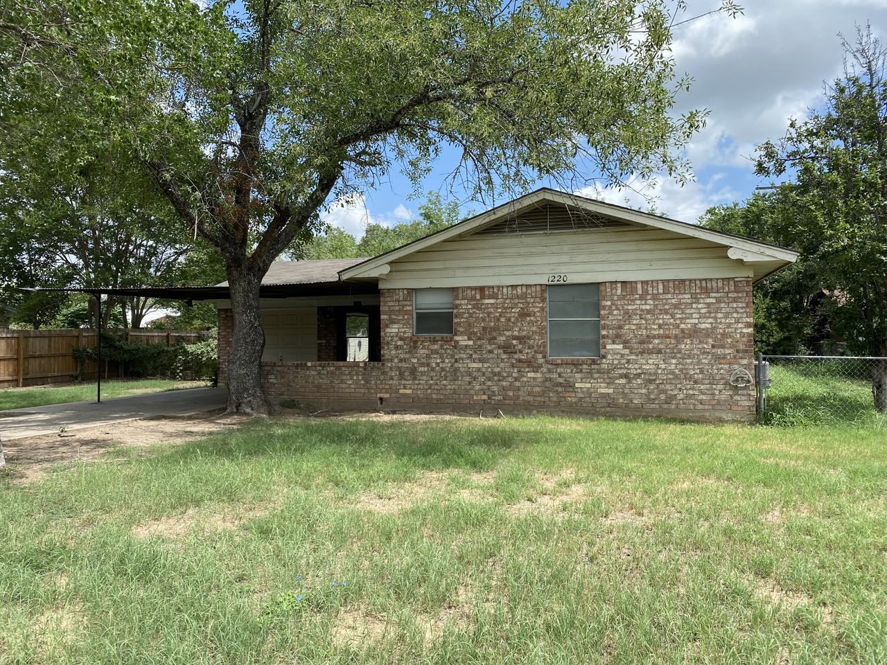 1220 W Goodwin St - Photo 2 of 4