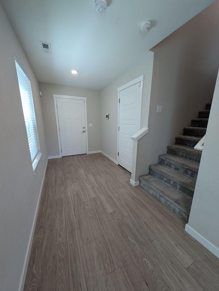 938 Burwood St Se - Photo 2 of 38