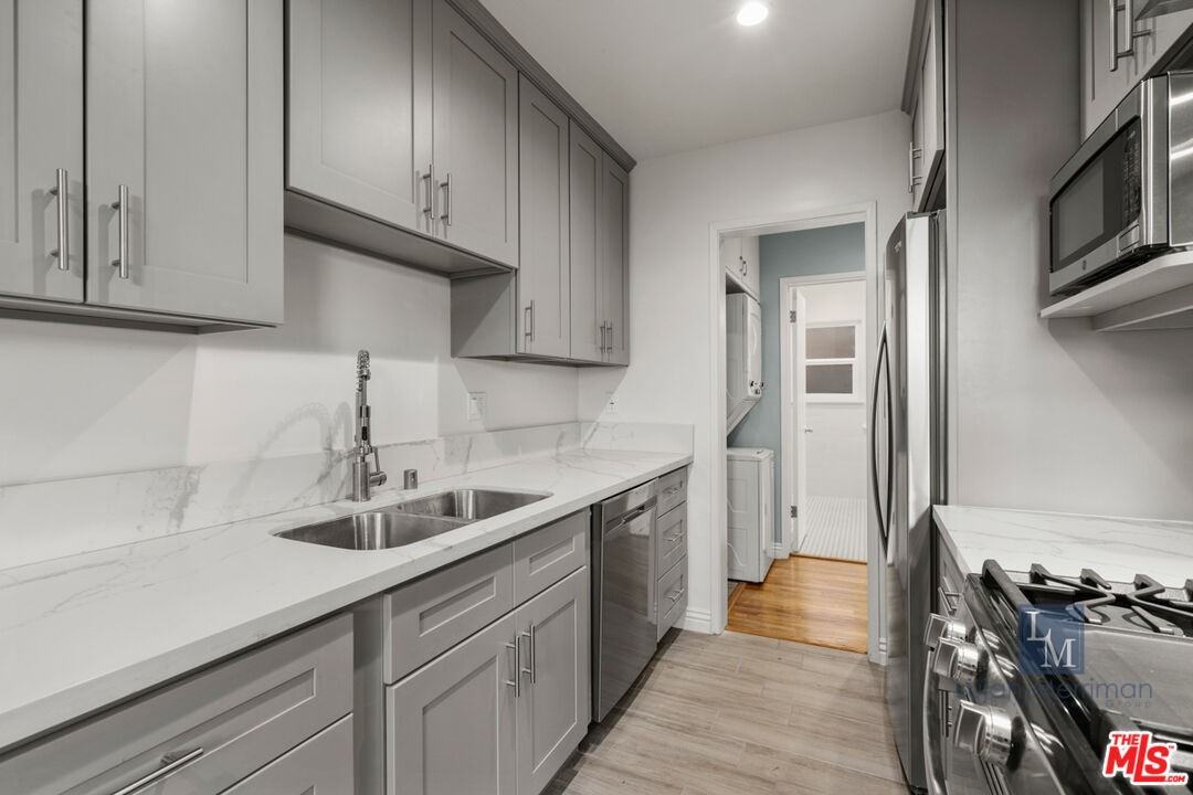 1028 East 3rd Street #5 - Photo 3 of 8