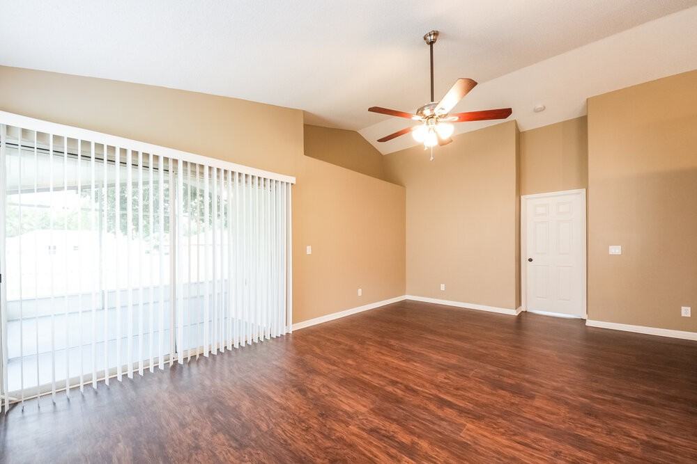 13918 Valleybrooke Ln - Photo 3 of 15