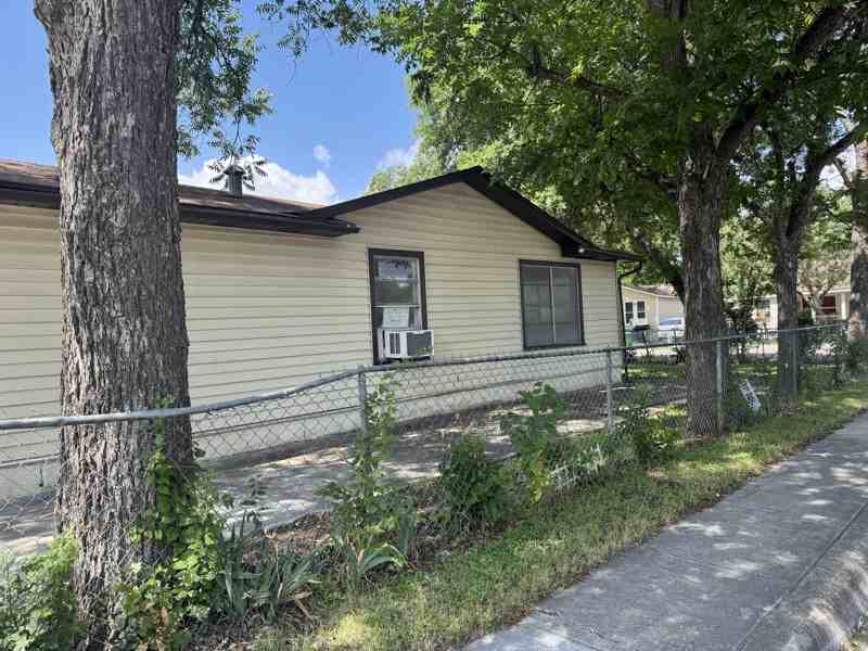 602 S San Ignacio Ave - Photo 3 of 13