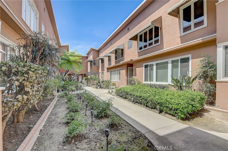 330 Chestnut Ave #11 - Photo 6 of 12