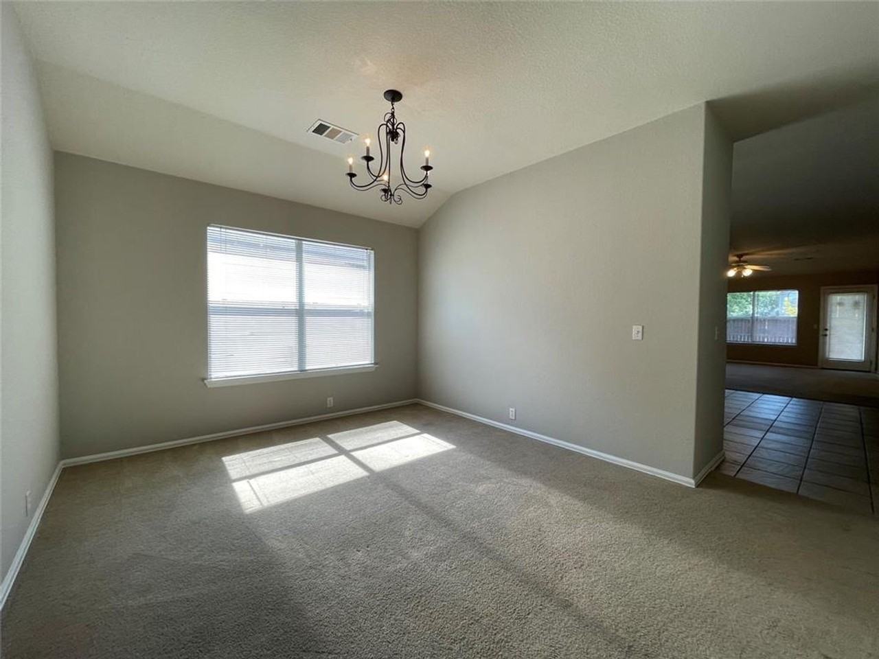 208 Spruce Dr - Photo 4 of 26