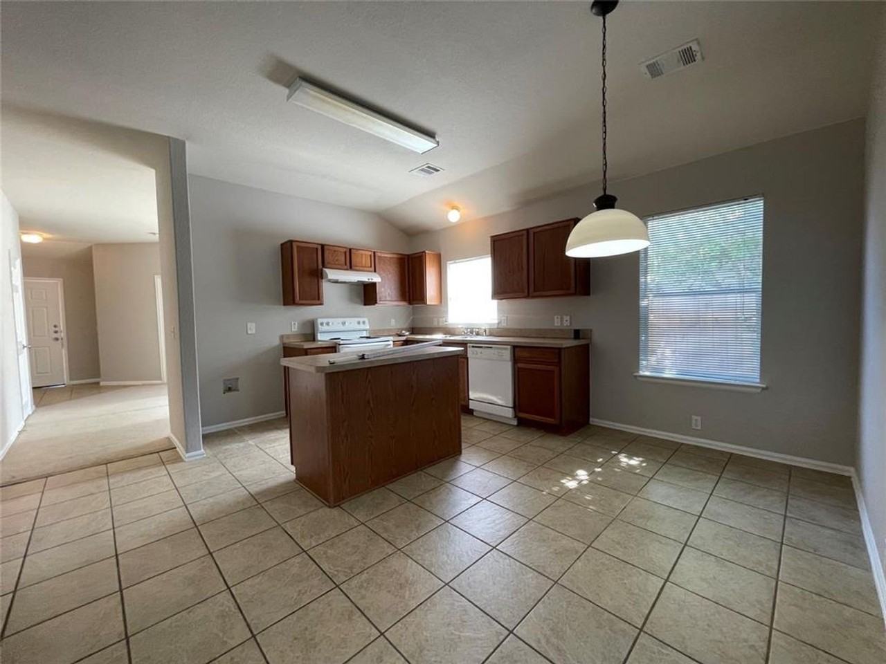 208 Spruce Dr - Photo 5 of 26