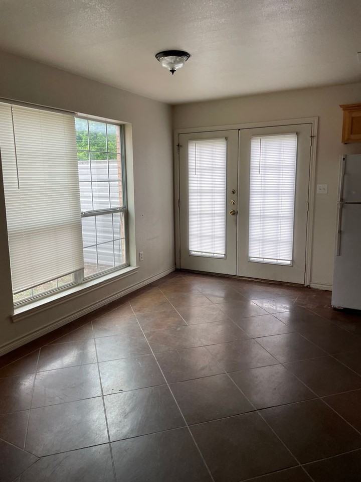 2425 Church St - Photo 5 of 15