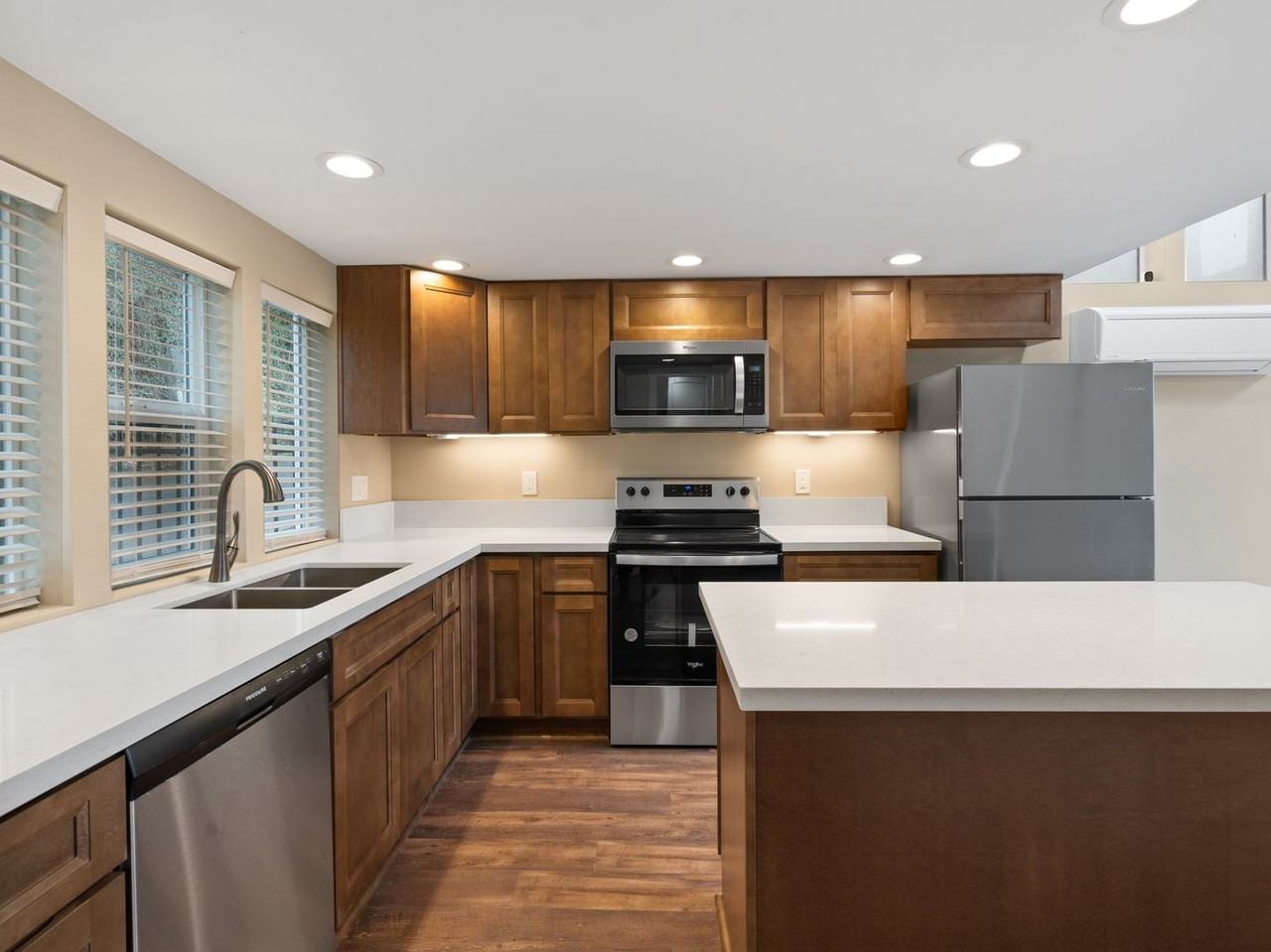 1299 Sw Cardinell Dr #B - Photo 5 of 39