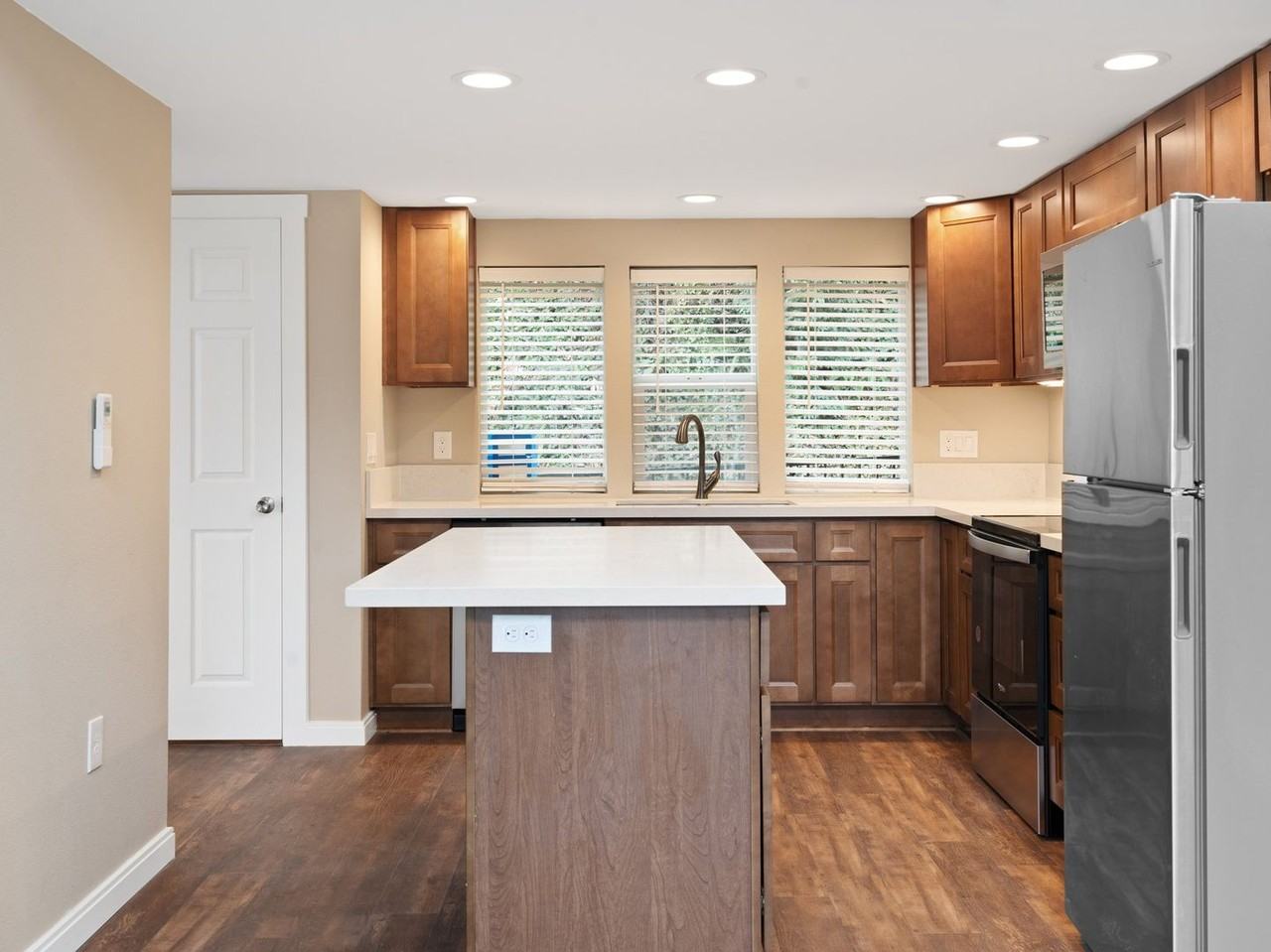 1299 Sw Cardinell Dr #B - Photo 6 of 39