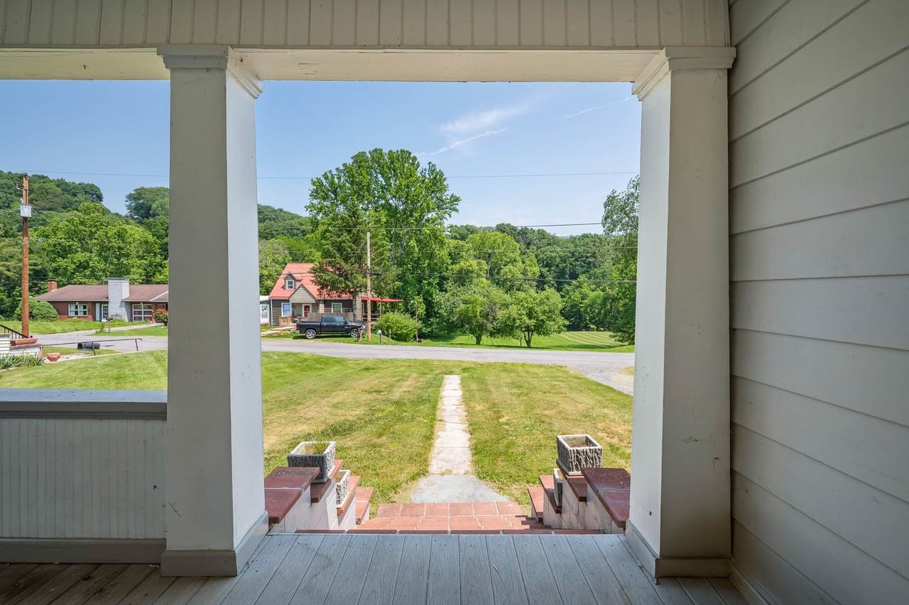 111 North St - Photo 4 of 39