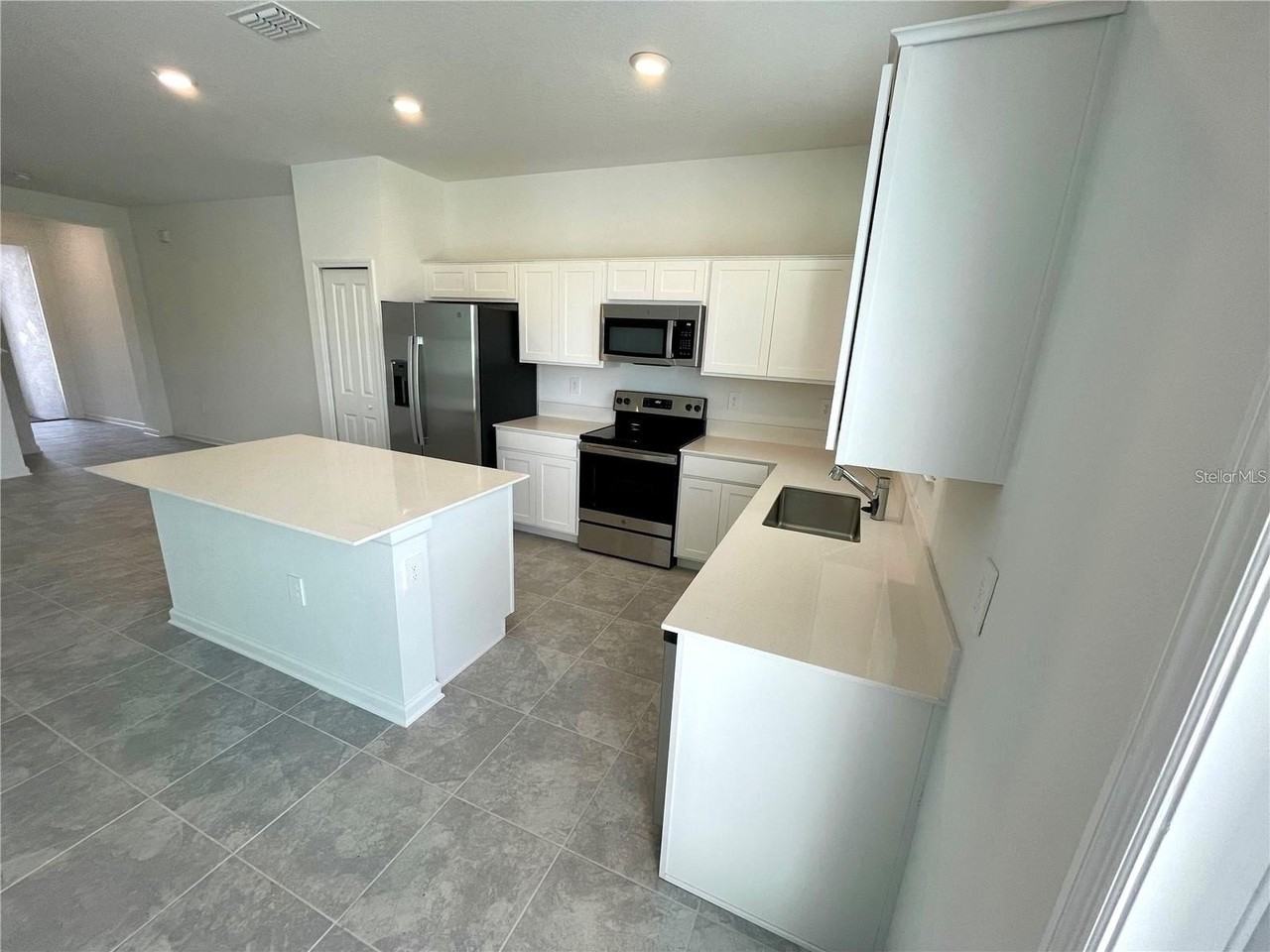 422 Bogey Dr - Photo 7 of 32