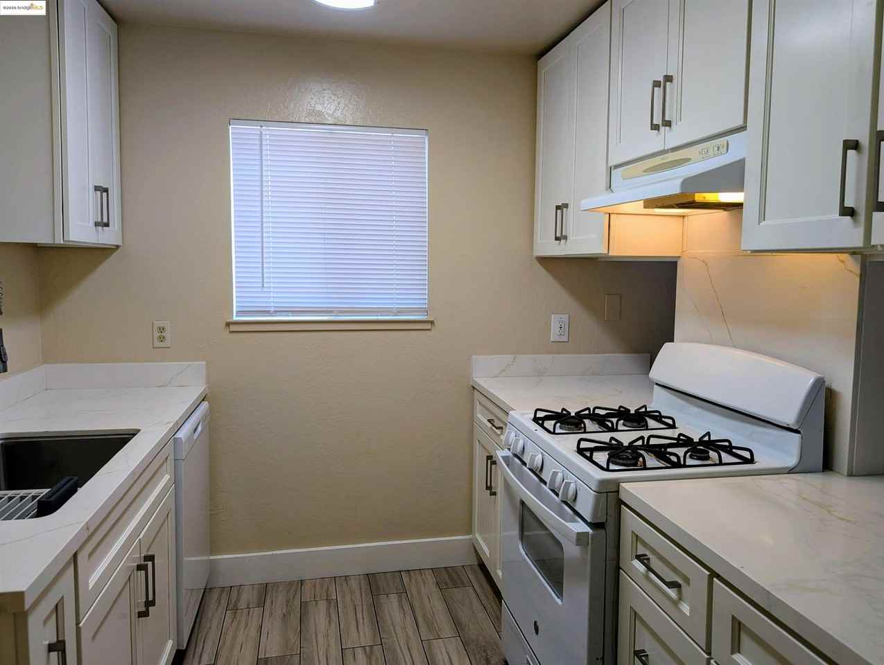 4958 Driftwood Ct - Photo 3 of 16