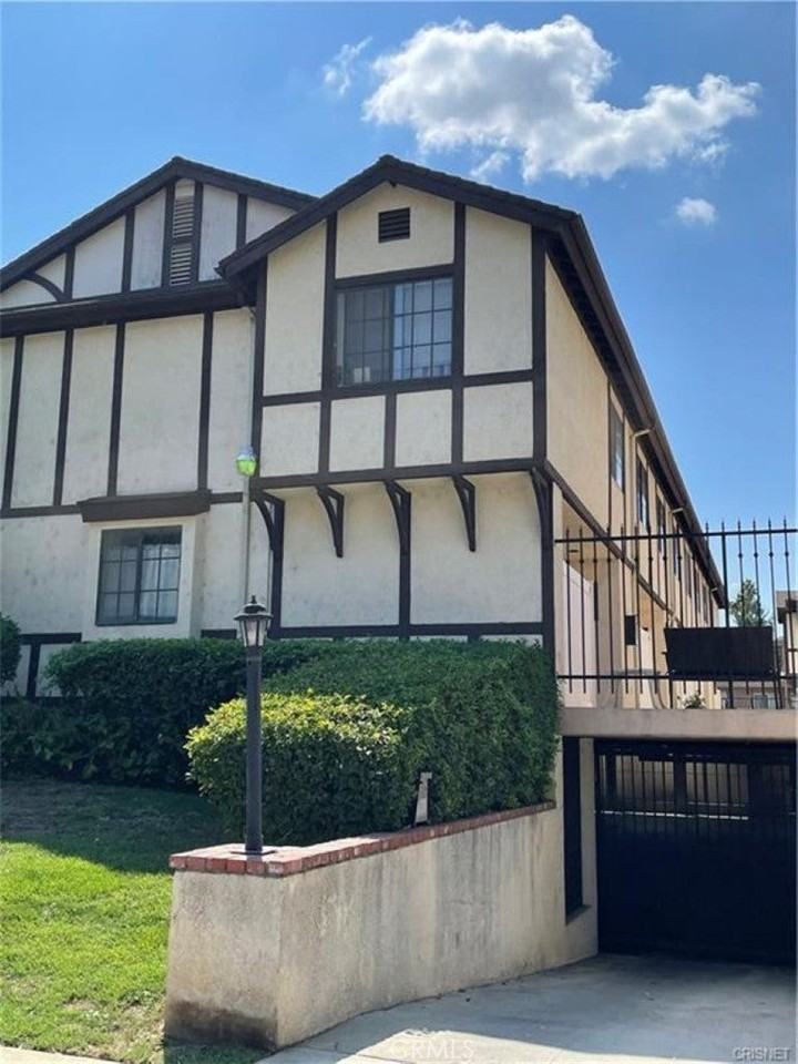 19620 Wyandotte St - Photo 2 of 43