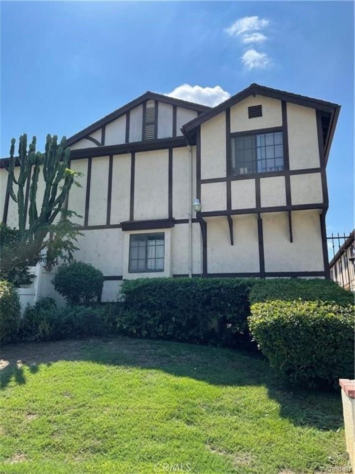 19620 Wyandotte St - Photo 4 of 43