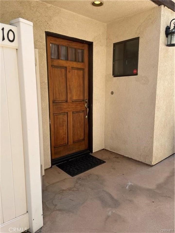 19620 Wyandotte St - Photo 5 of 43