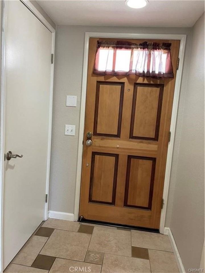 19620 Wyandotte St - Photo 6 of 43