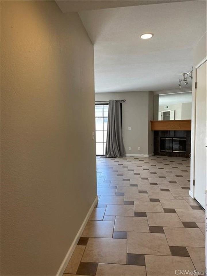 19620 Wyandotte St - Photo 7 of 43