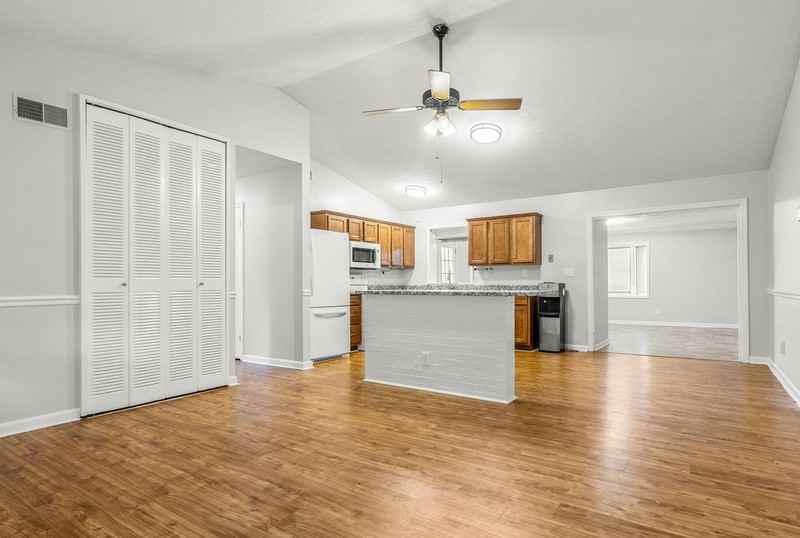 2404 Silverbrook Ave - Photo 3 of 18