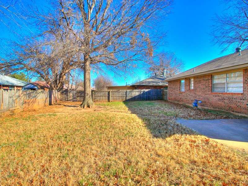 8913 Nw 82nd St - Photo 2 of 27