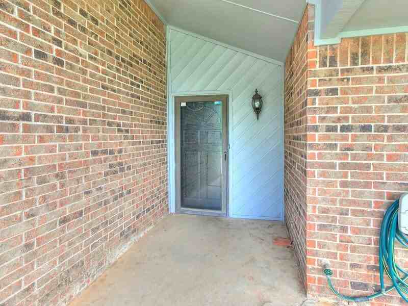 8913 Nw 82nd St - Photo 3 of 27