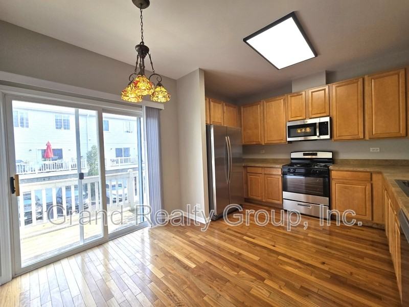 652 S Rosehall Ln - Photo 4 of 20