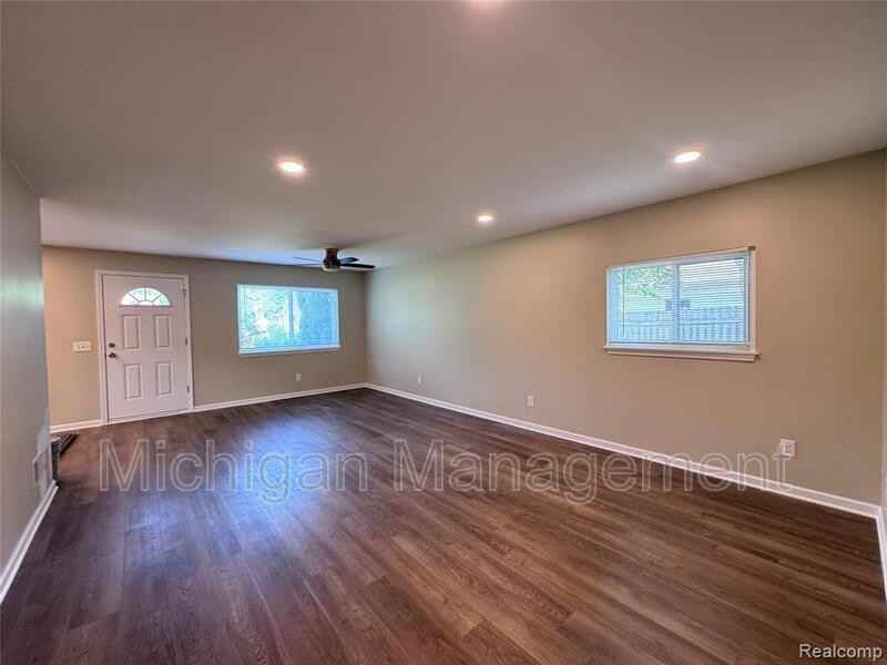 21104 Inkster Rd - Photo 7 of 14