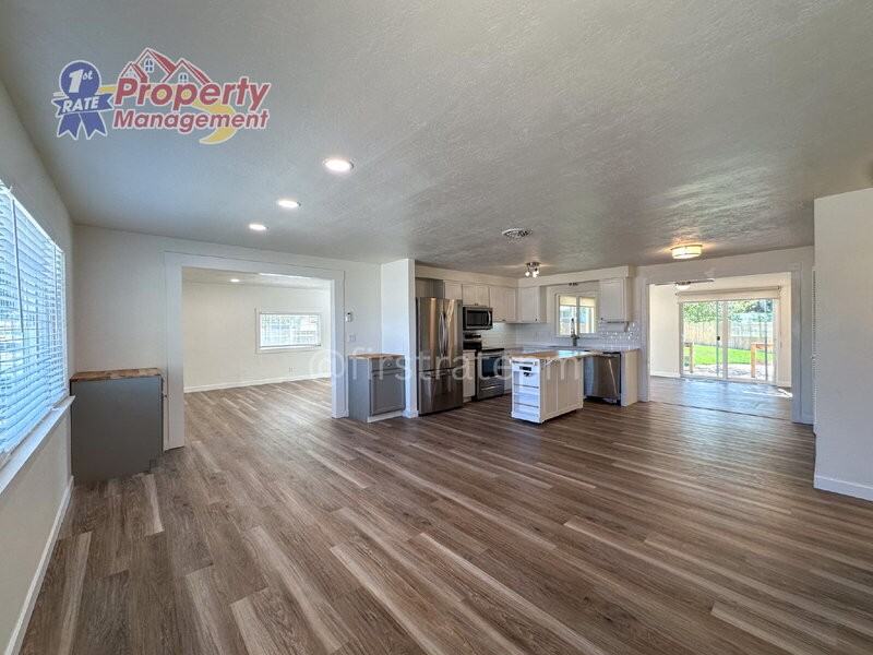 7703 S Mistyglen Ave - Photo 5 of 31
