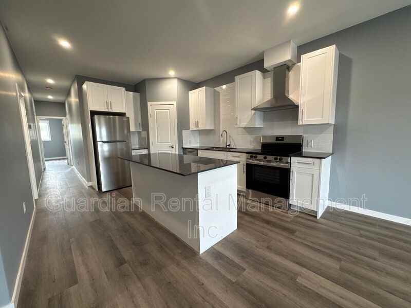 324 Strand Ave - Photo 2 of 24