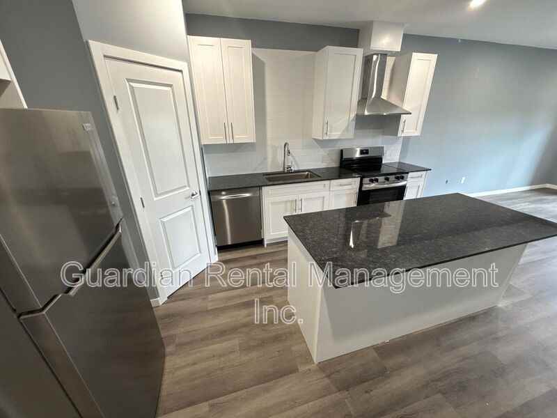 324 Strand Ave - Photo 4 of 24