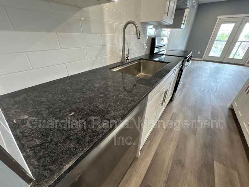 324 Strand Ave - Photo 5 of 24