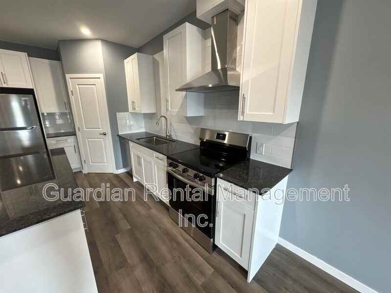 324 Strand Ave - Photo 6 of 24