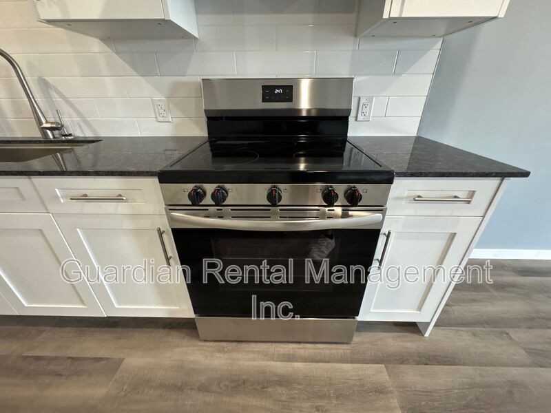 324 Strand Ave - Photo 7 of 24