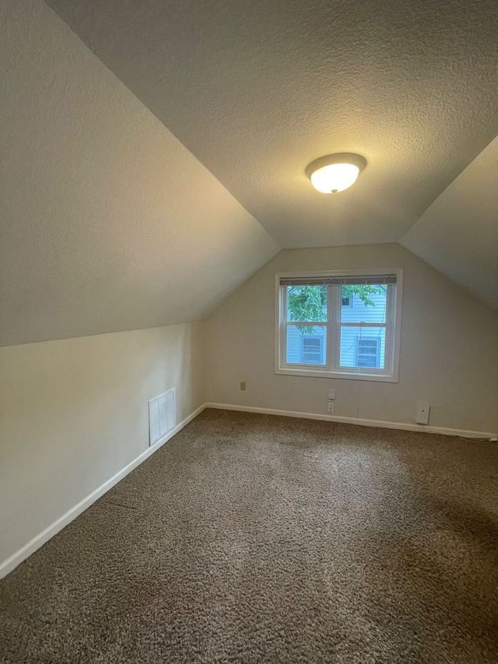 667 Thornton St - Photo 4 of 10