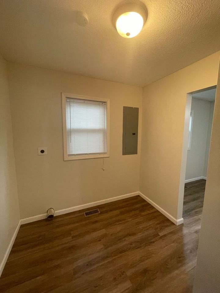 667 Thornton St - Photo 7 of 10