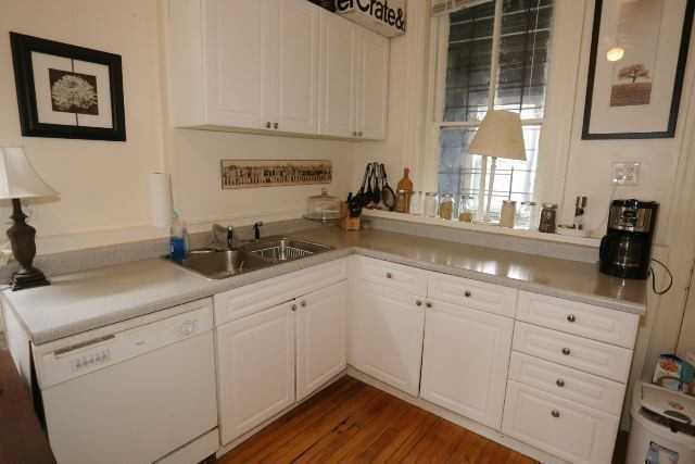 2031 W Moffat St #2 - Photo 3 of 20