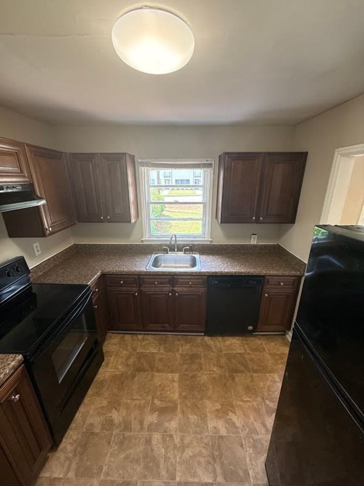1624 Eastland Rd Se - Photo 2 of 9