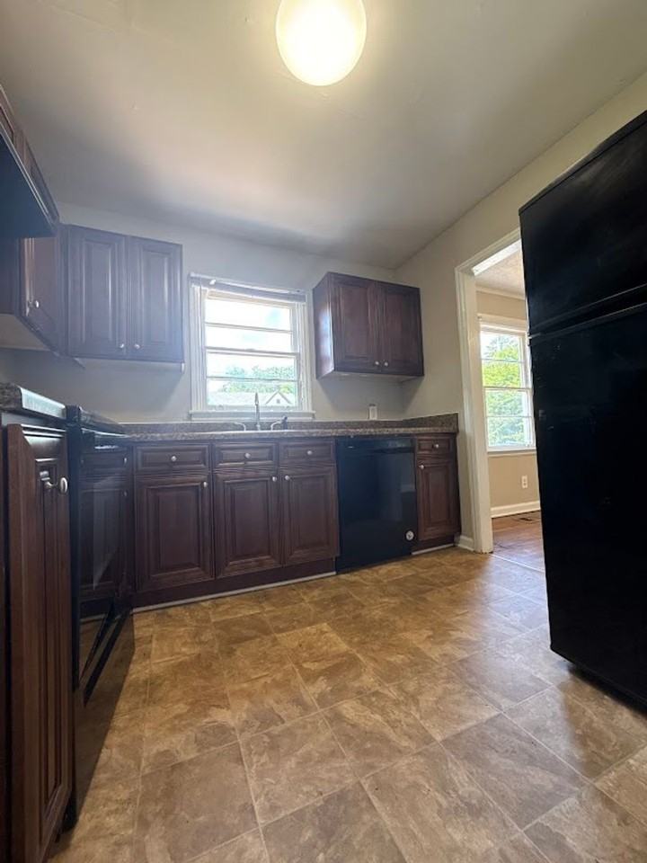 1624 Eastland Rd Se - Photo 3 of 9