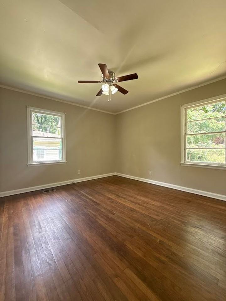 1624 Eastland Rd Se - Photo 4 of 9