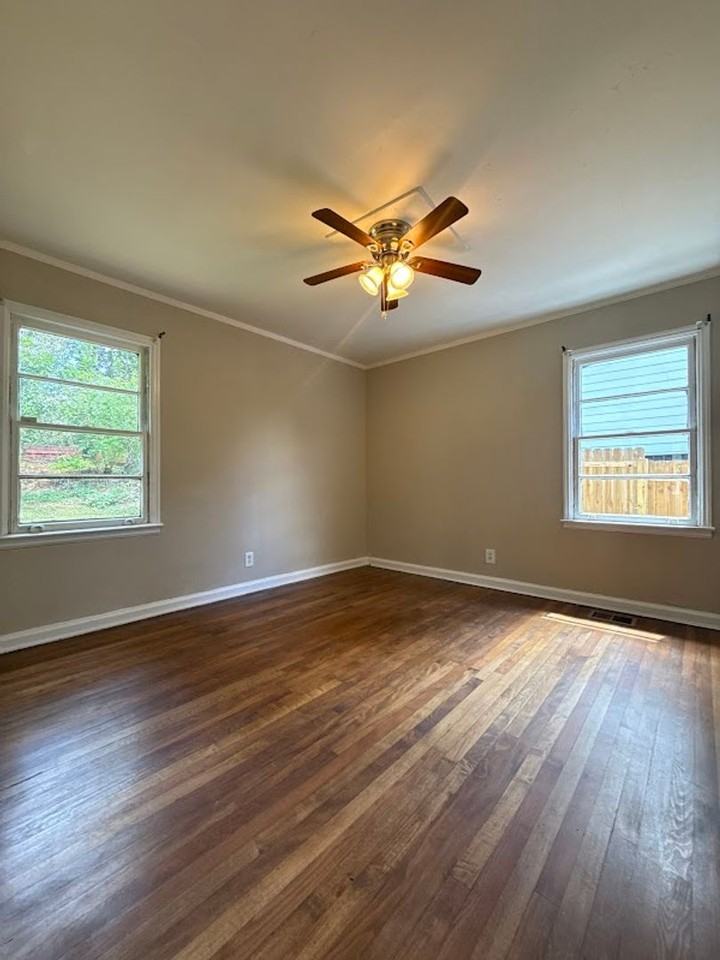 1624 Eastland Rd Se - Photo 5 of 9
