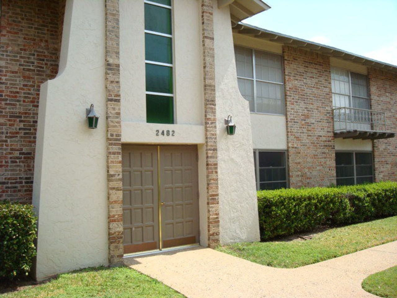 2482 University Ave - Photo 5 of 13