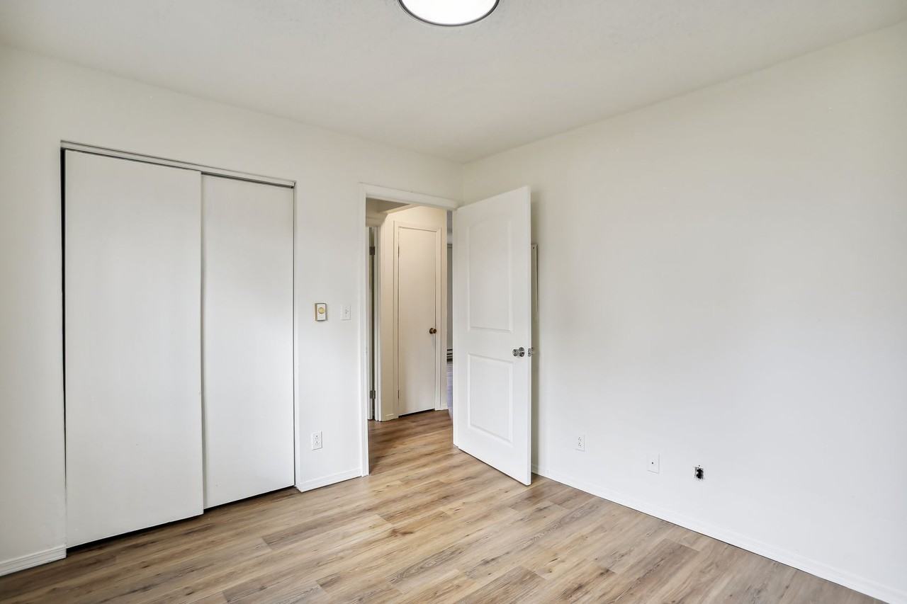 2404CL - Photo 3 of 10