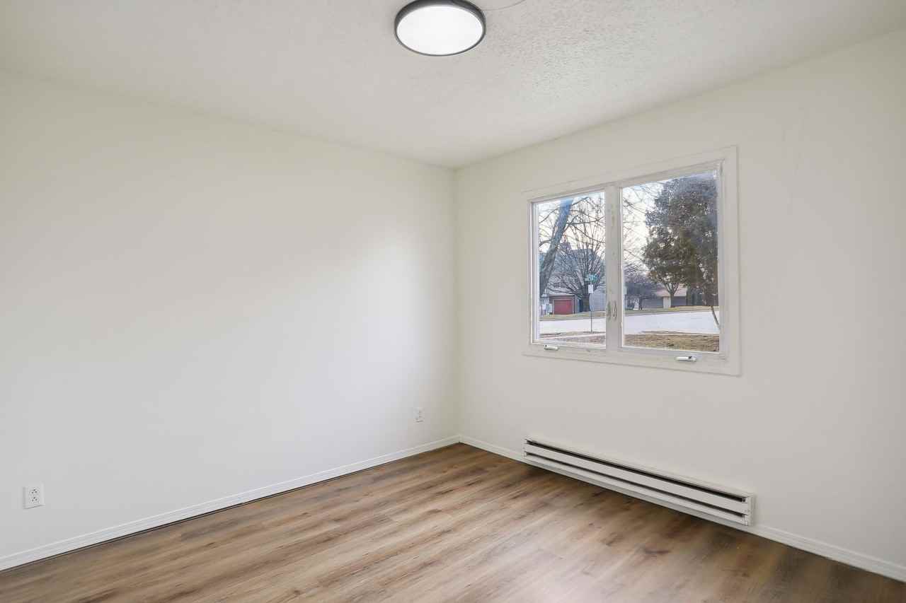 2404CL - Photo 4 of 10