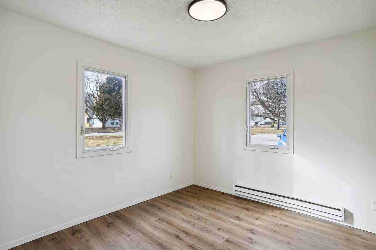 2404CL - Photo 5 of 10